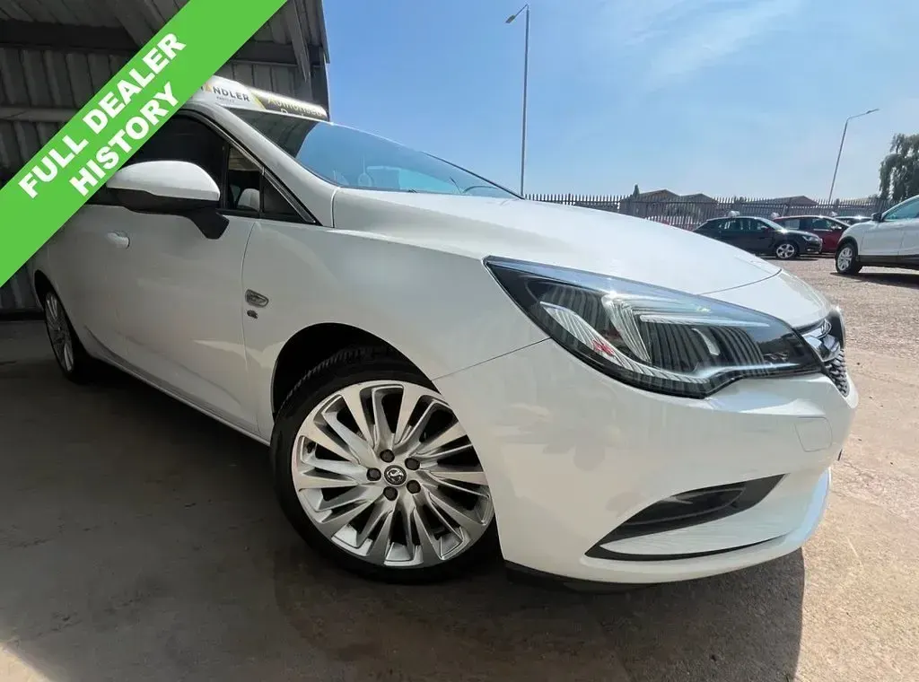 Used Vauxhall Astra Elite 150 HP (110 kW) 2016 White Hatchback