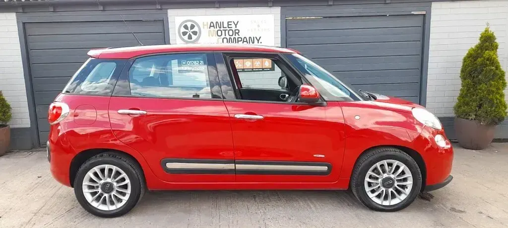 Used Fiat 500L Lounge 85 HP (62 kW) 2015 Red MPV