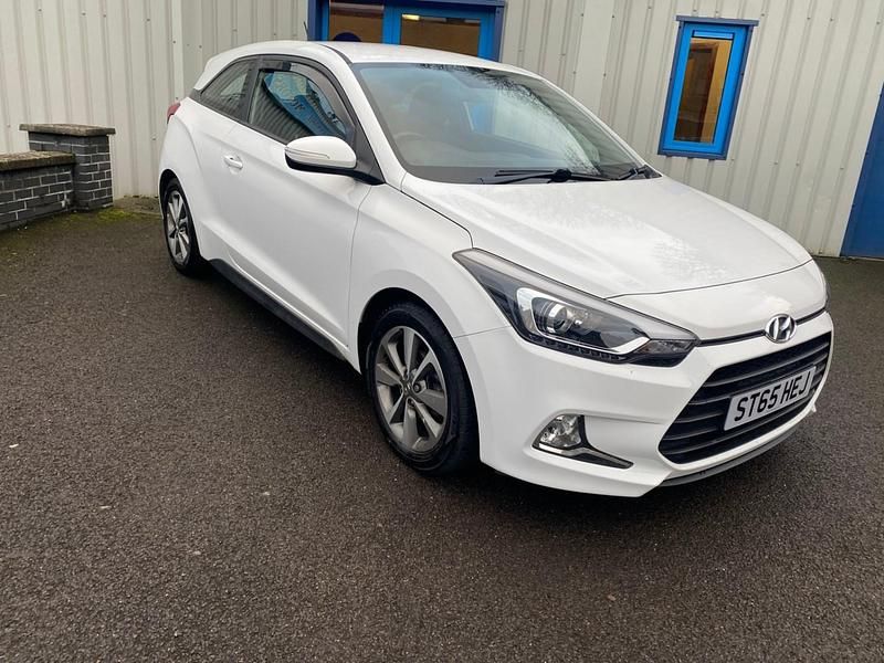 White Used 2015 Hyundai i20 SE Coupe | £4,995 (Expensive) - Image 1/4