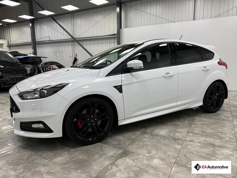 Used Ford Focus ST 250 HP (183 kW) 2016 White Hatchback