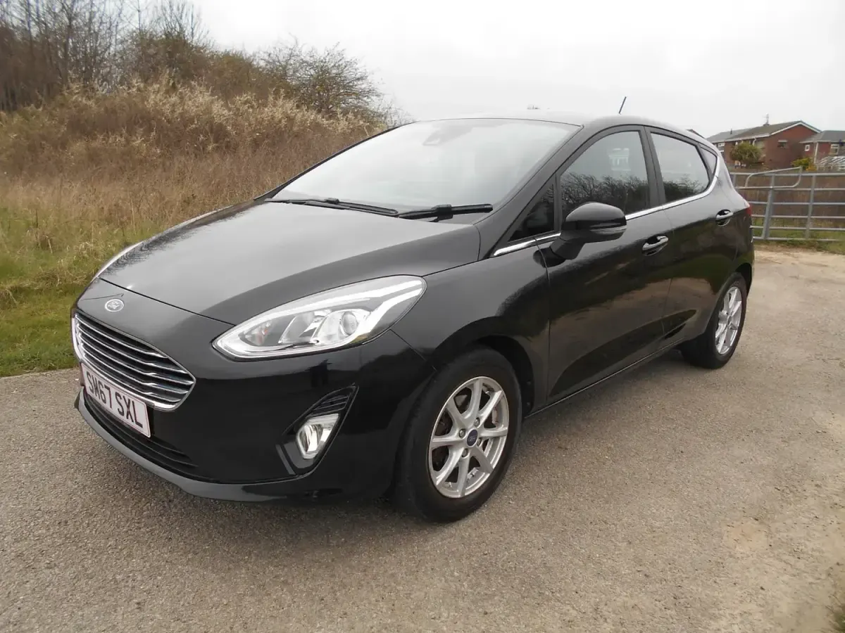 Begagnad Ford Fiesta Zetec 2018 Svart Halvkombi
