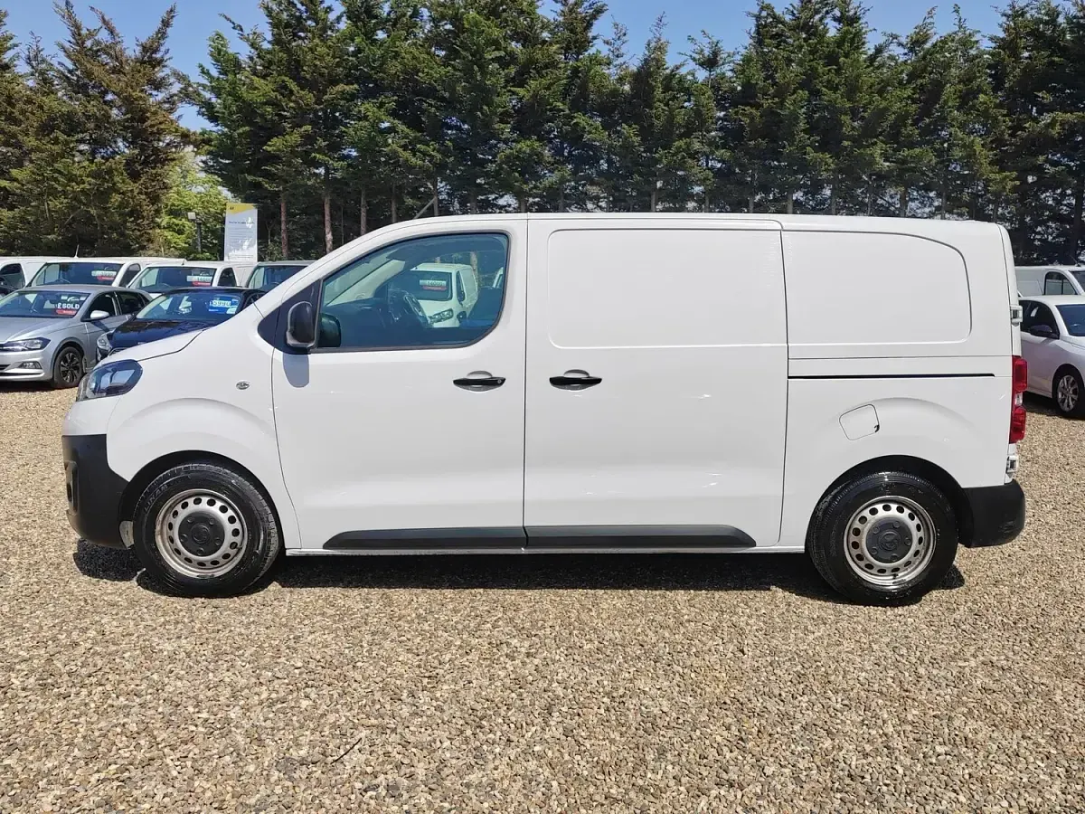Used Vauxhall Vivaro S 120 HP (88 kW) 2022 White MPV