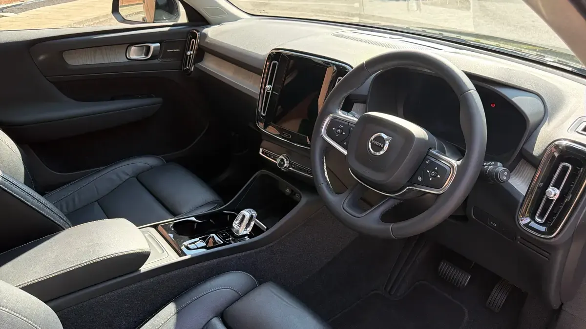 Used Volvo XC40 Ultimate 197 HP (144 kW) 2023 Blue SUV
