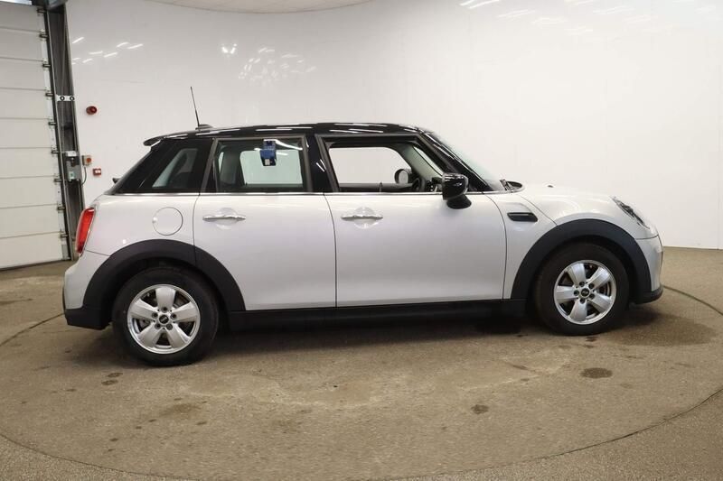 Begagnad Mini Cooper Classic 134 HK (98 kW) 2022 Silver Halvkombi