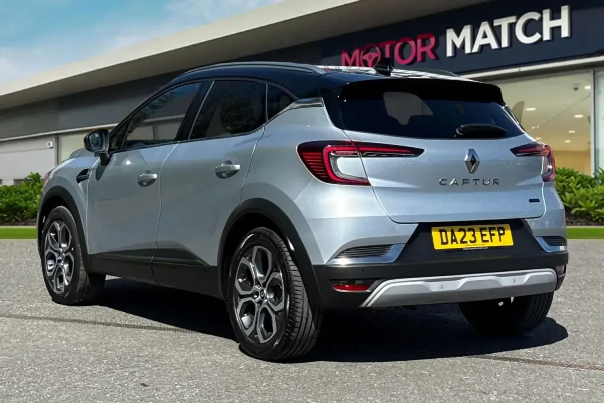 Begagnad Renault Captur Techno 2023 Grå SUV