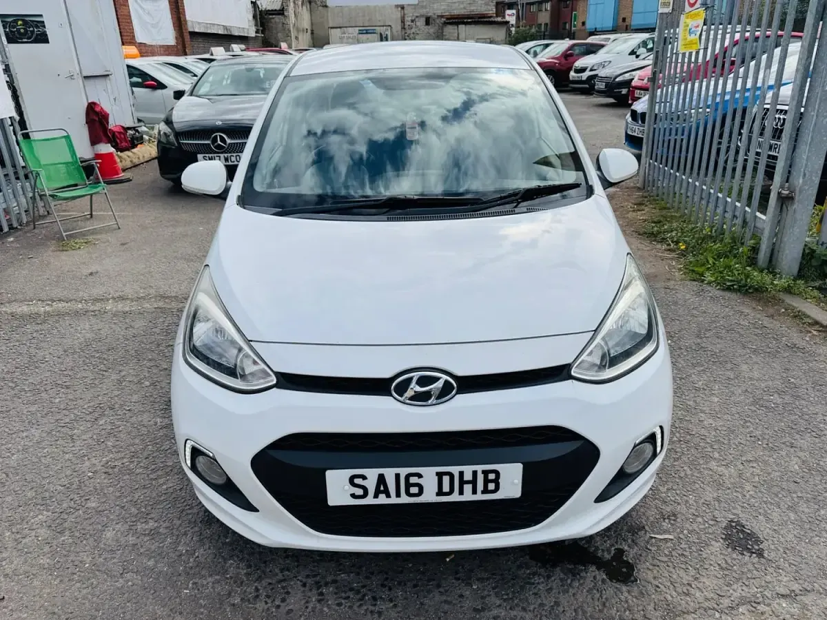 Used Hyundai i10 Premium 83 HP (61 kW) 2016 White Hatchback