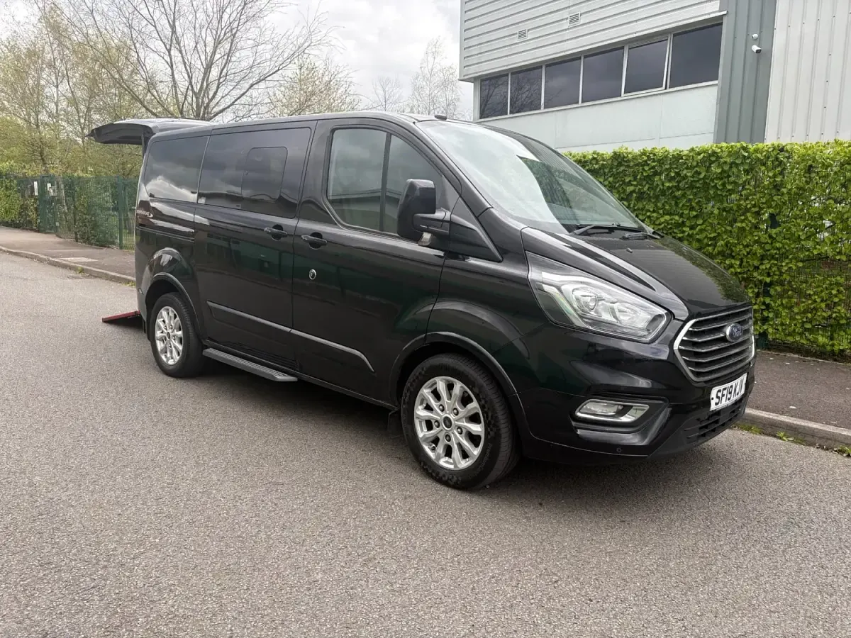 Usado Ford Tourneo 2019 Preto Monovolume