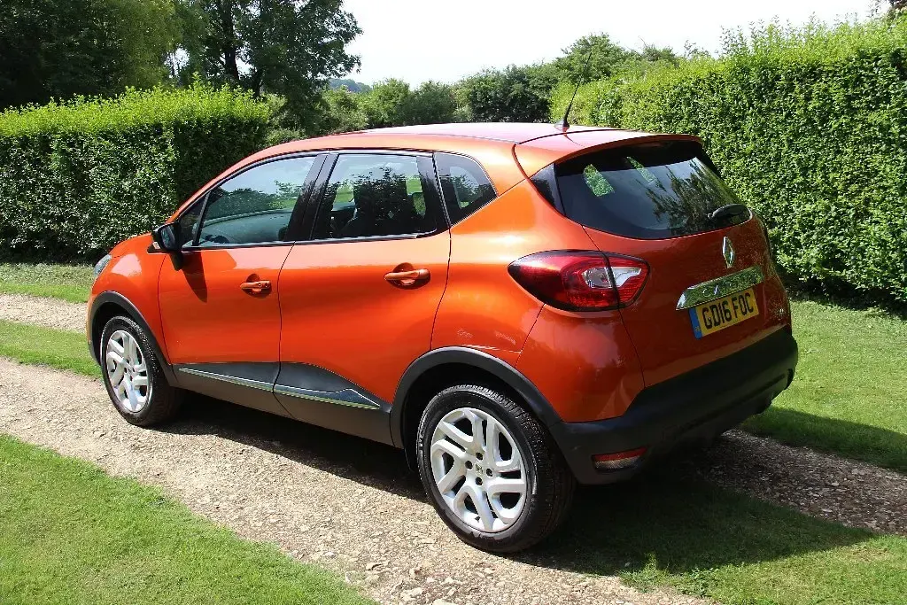 Used Renault Captur Dynamique 120 HP (88 kW) 2016 Orange SUV
