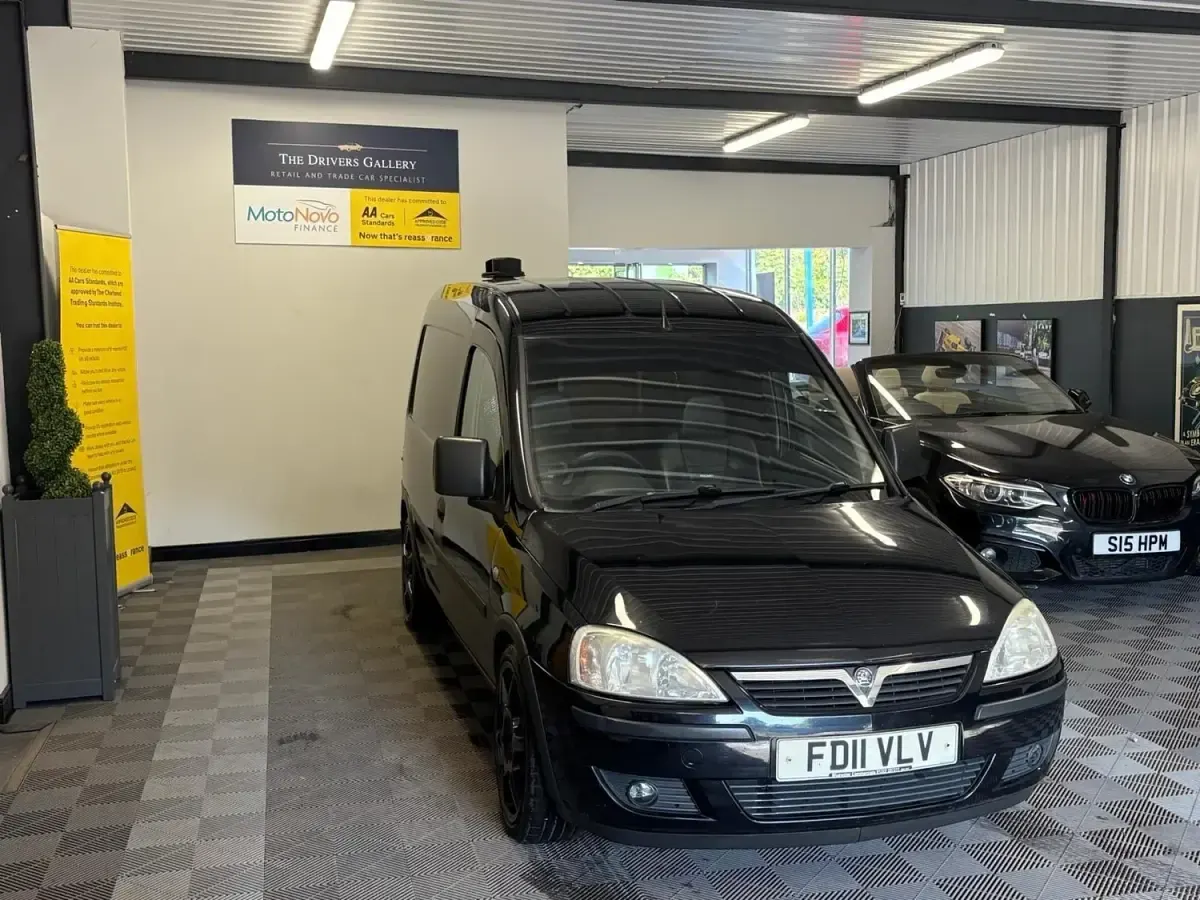 Usado Vauxhall Combo 2011 Preto Monovolume
