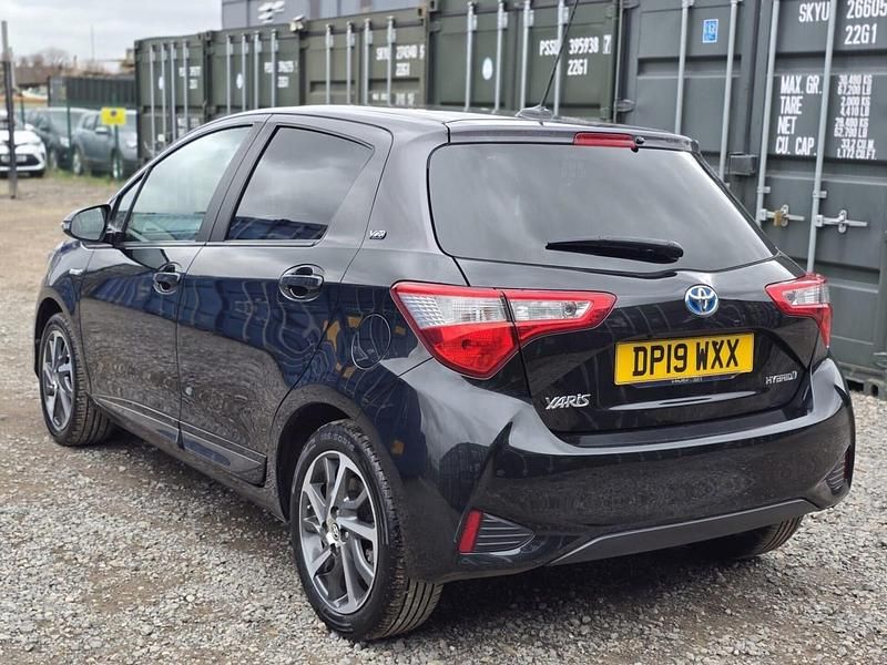Used Toyota Yaris Hybrid 100 HP (73 kW) 2019 Black Hatchback