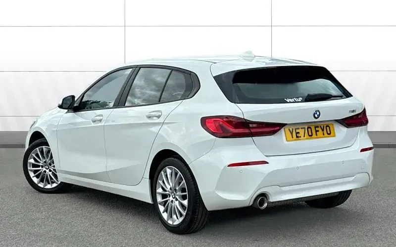Usado BMW 118 Comfort Edition 140 CV (102 kW) 2020 Blanco Utilitario