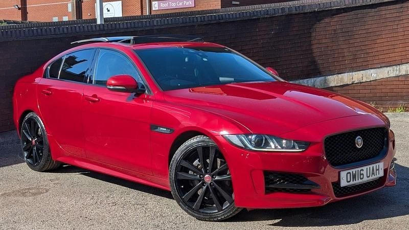 Begagnad Jaguar XE R-Sport 180 HK (132 kW) 2016 Röd Sedan