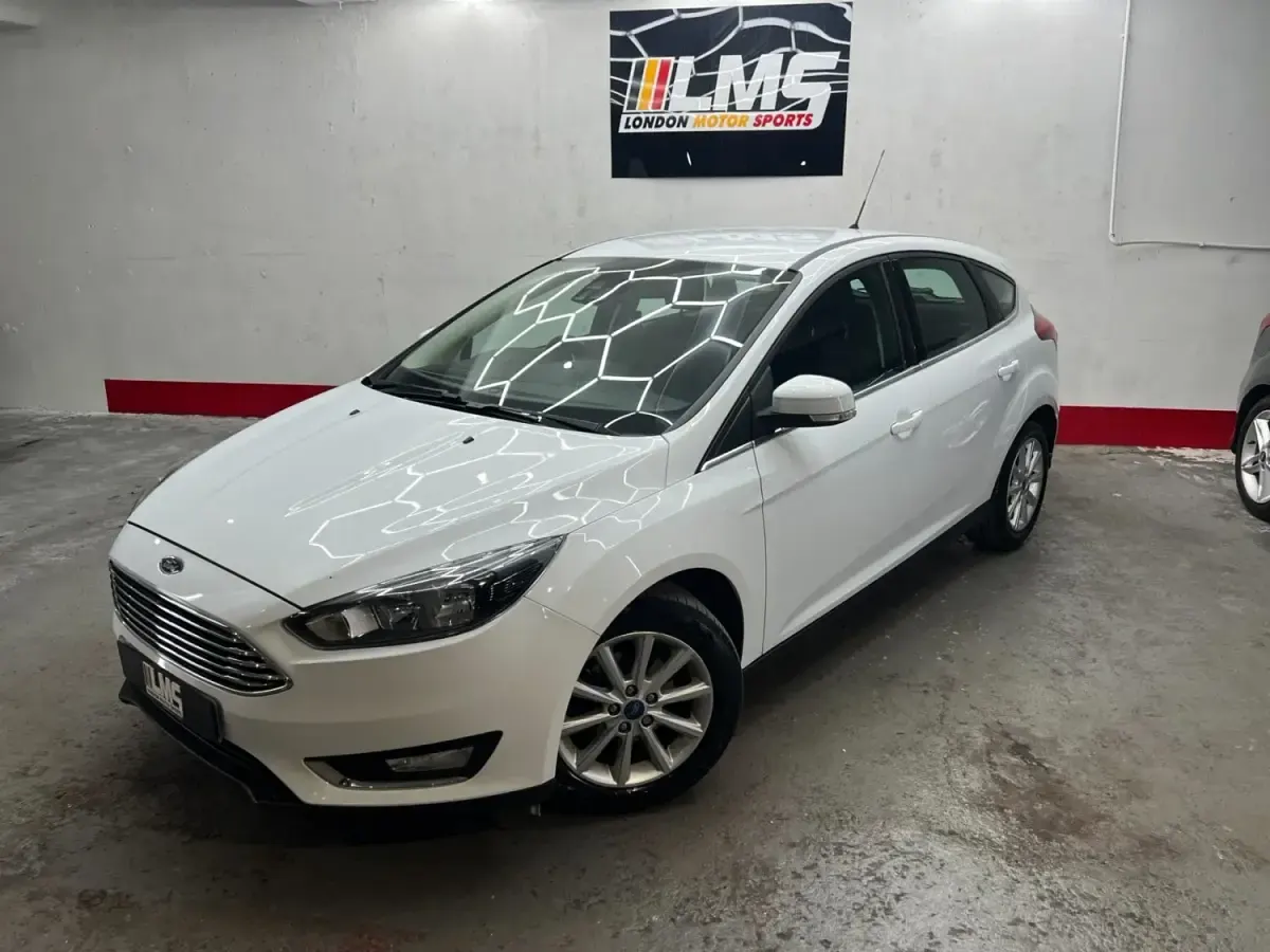 Begagnad Ford Focus Titanium 125 HK (91 kW) 2016 Vit Halvkombi