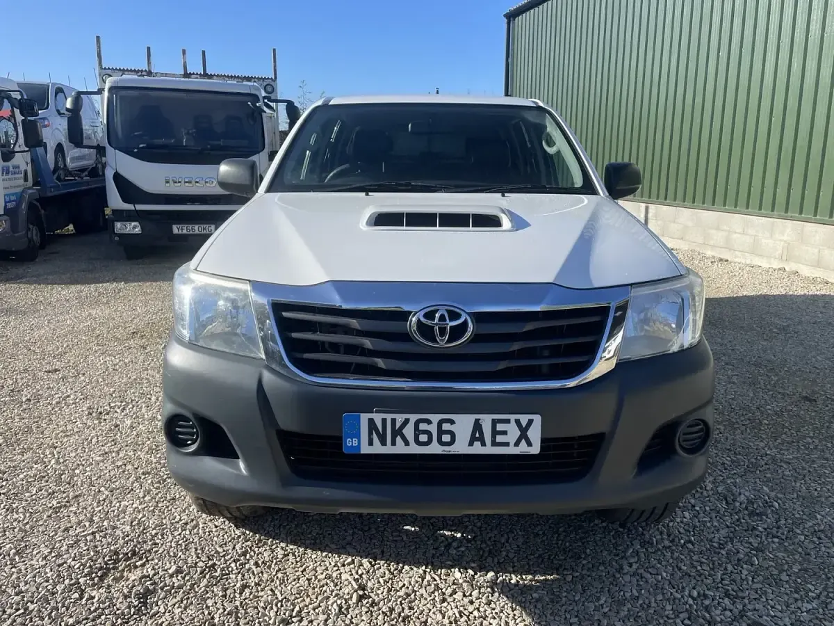 Used Toyota HiLux Active 140 HP (102 kW) 2016 White Pickup