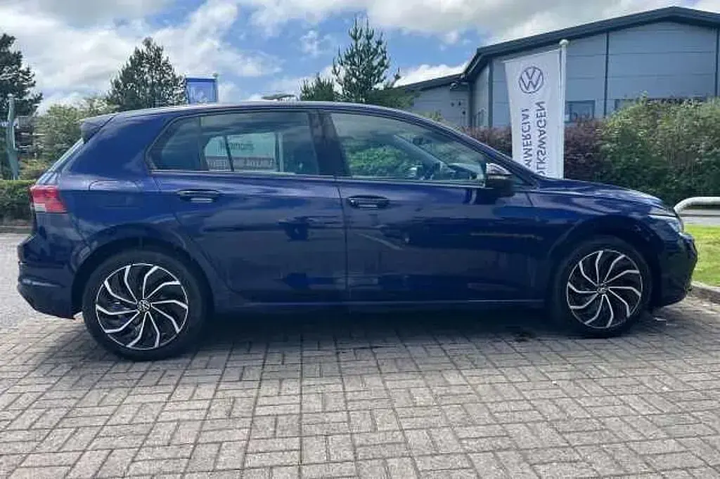 Used VW Golf VIII Life 130 HP (95 kW) 2024 Blue Hatchback