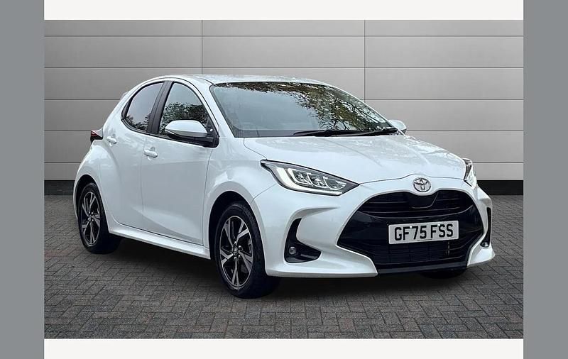 White New 2025 Toyota Yaris Hybrid Design Hatchback | £23,595 (Fair price) - Image 1/2