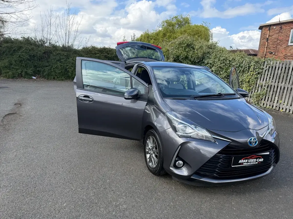 Used Toyota Yaris 100 HP (73 kW) 2018 Grey Hatchback