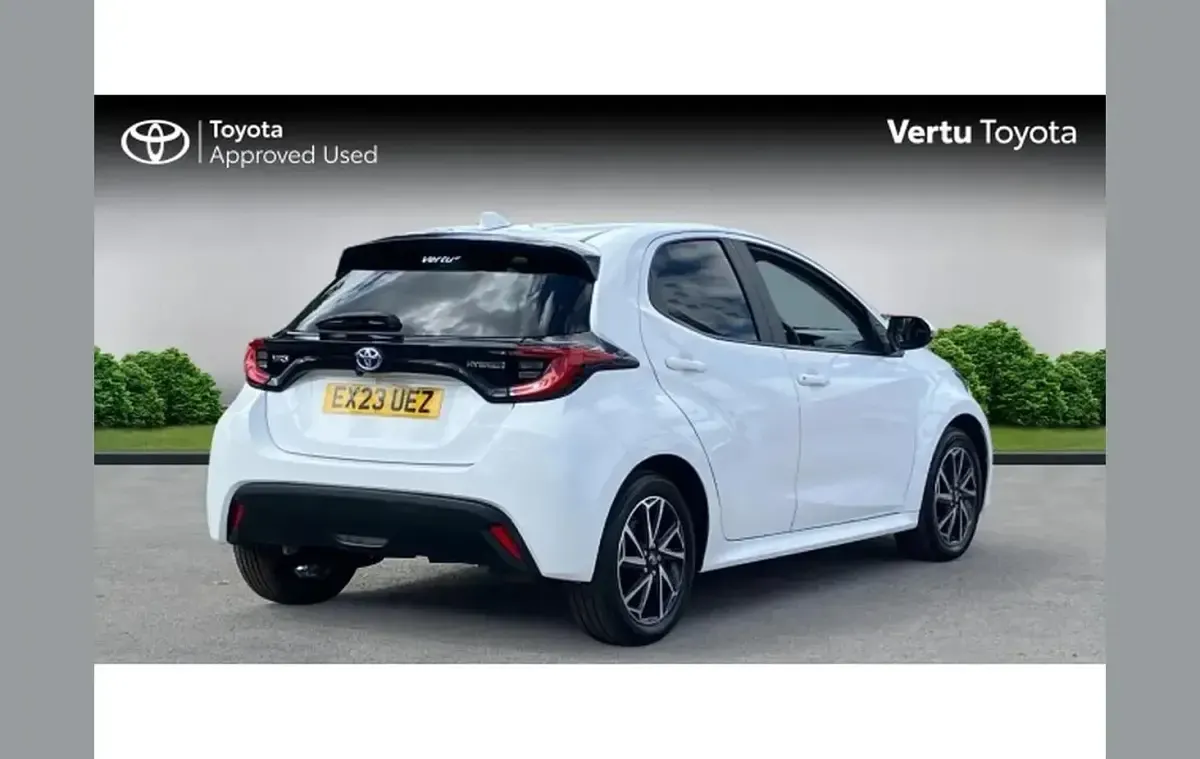 Used Toyota Yaris Design 116 HP (85 kW) 2023 White Hatchback