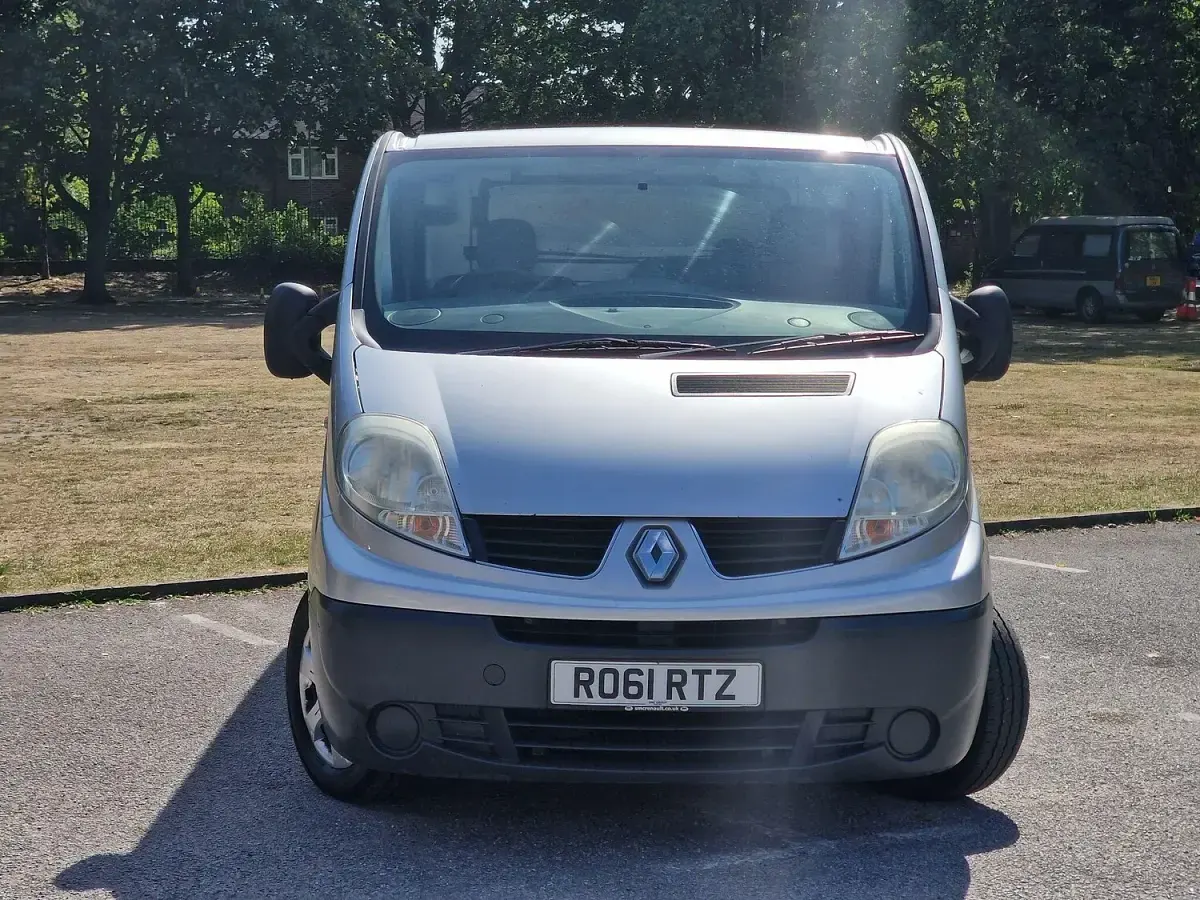 Used Renault Trafic 2011 Silver MPV