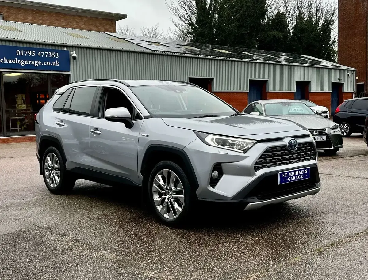 Used Toyota RAV4 Hybrid 218 HP (160 kW) 2021 Silver SUV