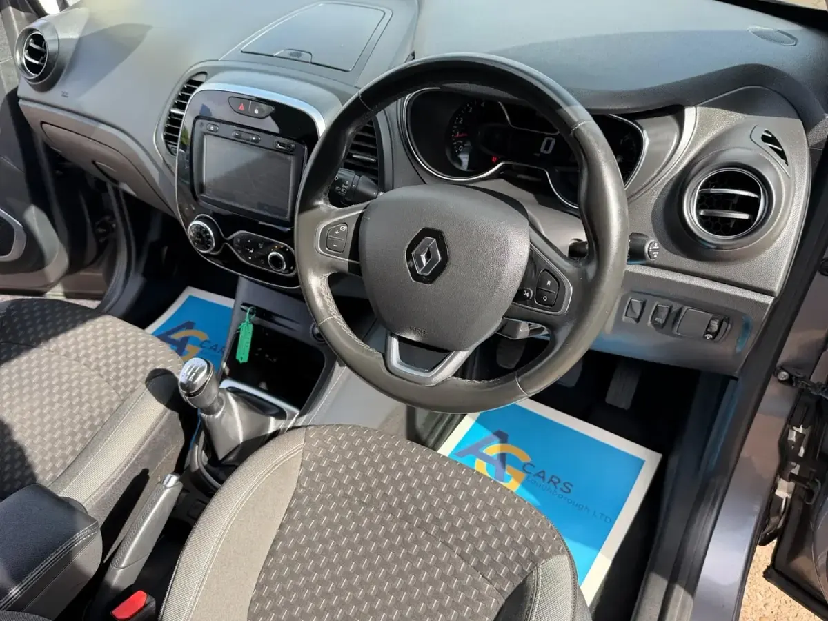 Used Renault Captur Dynamique 90 HP (66 kW) 2017 Grey/black SUV