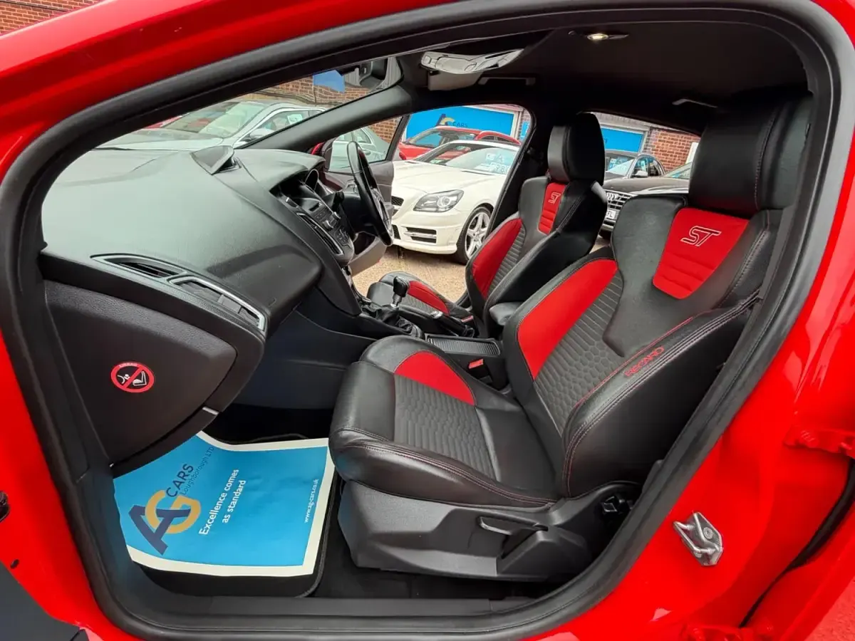 Used Ford Focus ST 185 HP (136 kW) 2015 Red Hatchback