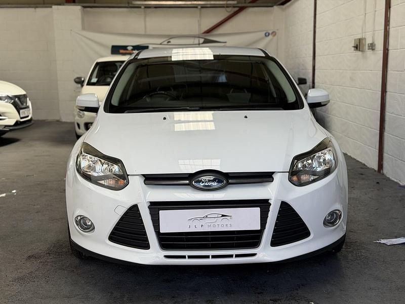 Used Ford Focus Zetec 105 HP (77 kW) 2011 White Hatchback