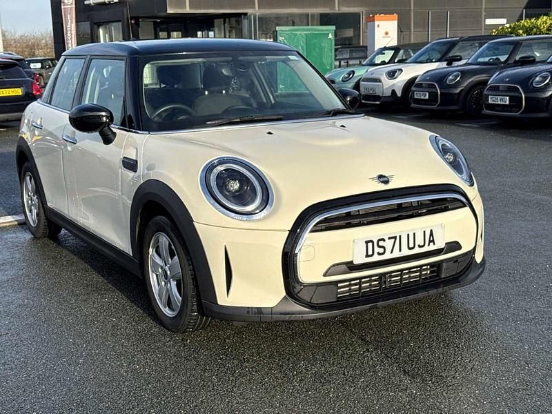 White Used 2022 Mini Cooper Classic Hatchback | £16,427 (Fair price) - Image 1/4