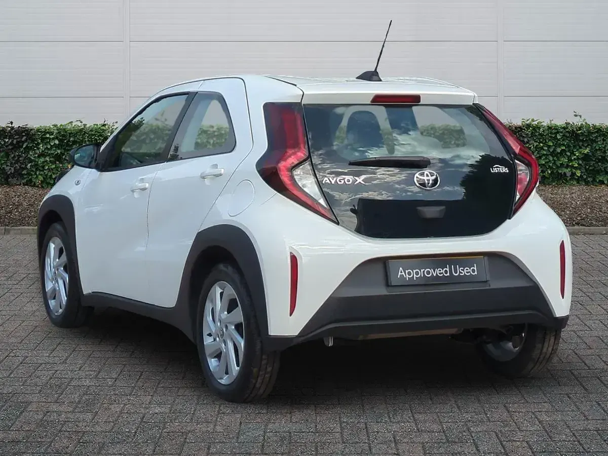 Used Toyota Aygo X PURE 72 HP (52 kW) 2024 White SUV