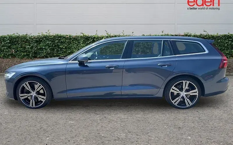 Used Volvo V60 Inscription 250 HP (183 kW) 2019 Blue Estate