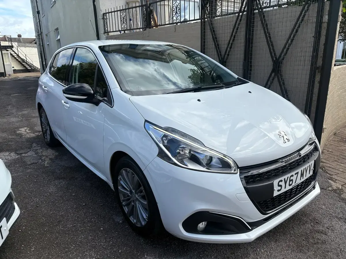 Used Peugeot 208 Allure 82 HP (60 kW) 2017 White Hatchback