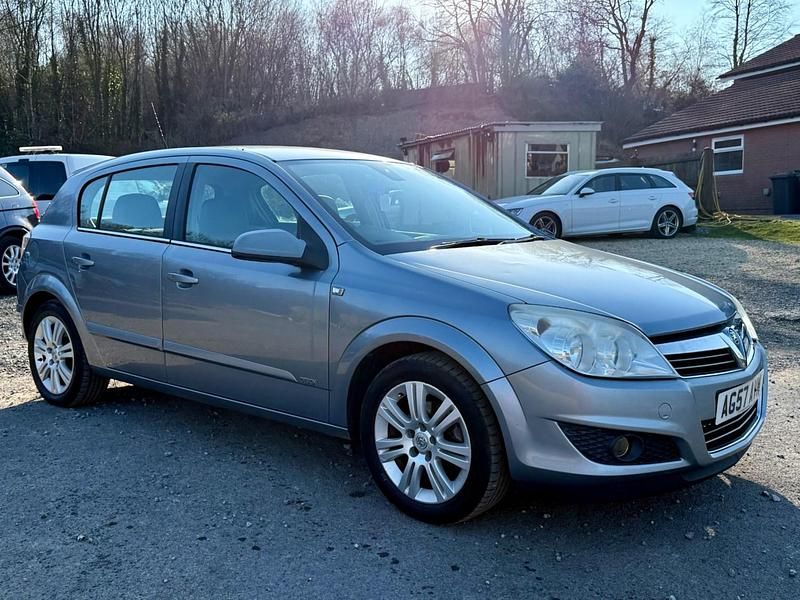 Used Vauxhall Astra Design Edition 115 HP (84 kW) 2008 Silver Hatchback