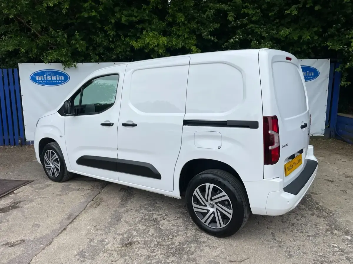 Used Vauxhall Combo Sportive 100 HP (73 kW) 2020 White MPV