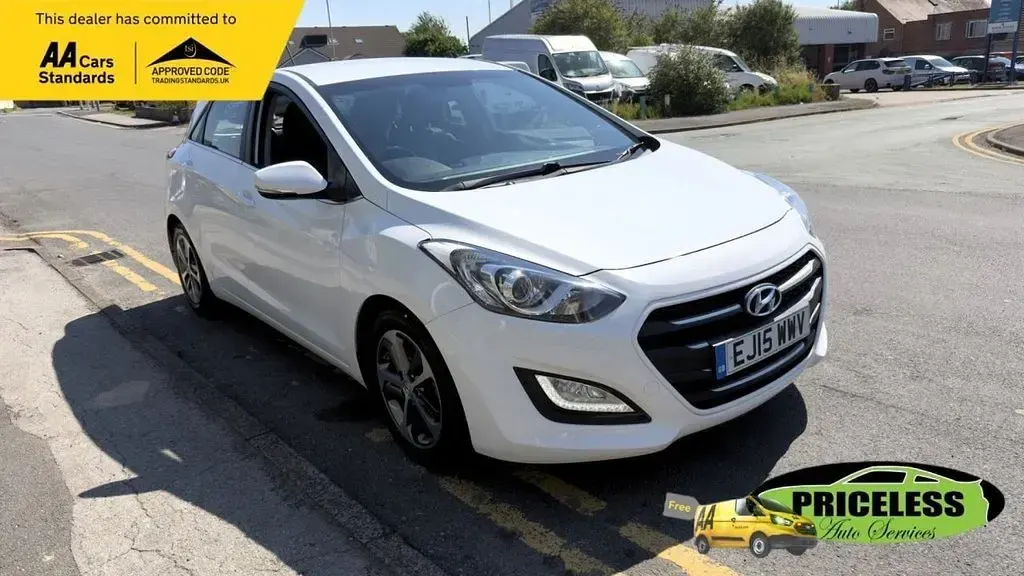 Used Hyundai i30 SE 100 HP (73 kW) 2015 White Hatchback
