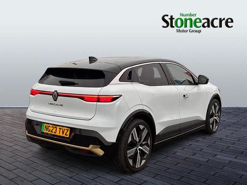 Begagnad Renault Megane E-Tech Iconic 161 kW (220 HK) 2023 Vit Halvkombi
