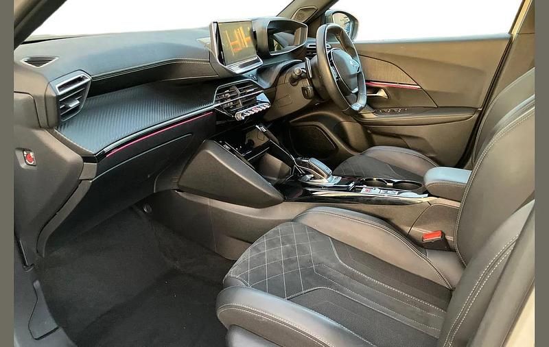 Used Peugeot 2008 Premium 155 HP (114 kW) 2021 White SUV