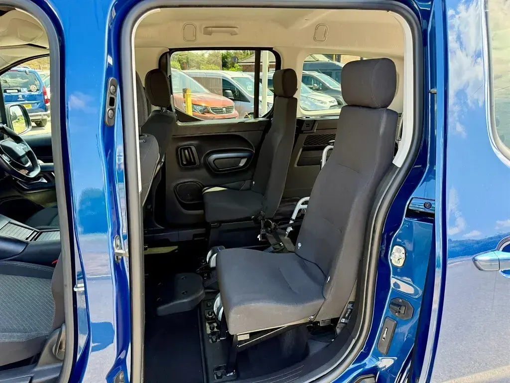 Used Peugeot Rifter Allure 131 HP (96 kW) 2021 Metallic blue MPV