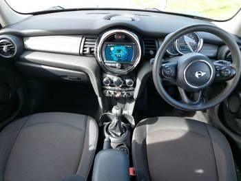Begagnad Mini Cooper Classic 136 HK (100 kW) 2019 Blå Halvkombi