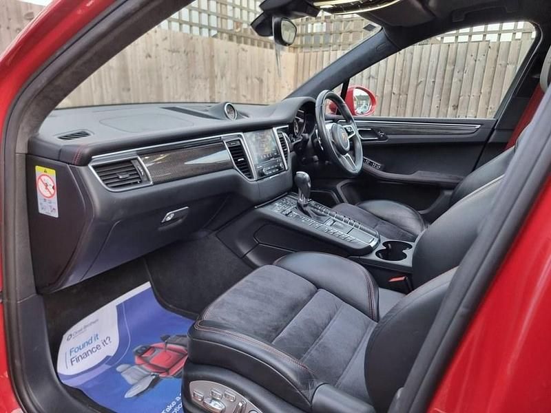 Used Porsche Macan Turbo 400 HP (294 kW) 2017 Red SUV