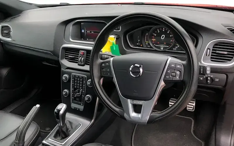 Begagnad Volvo V40 R-Design 122 HK (89 kW) 2019 Röd Halvkombi