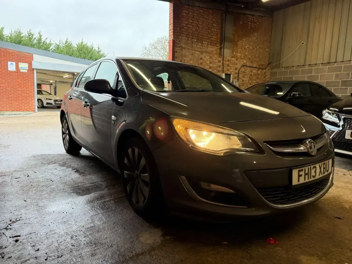 Usado Vauxhall Astra 2013 Gris Utilitario