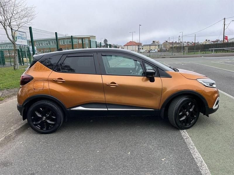 Used Renault Captur Dynamique 90 HP (66 kW) 2017 Orange/black SUV