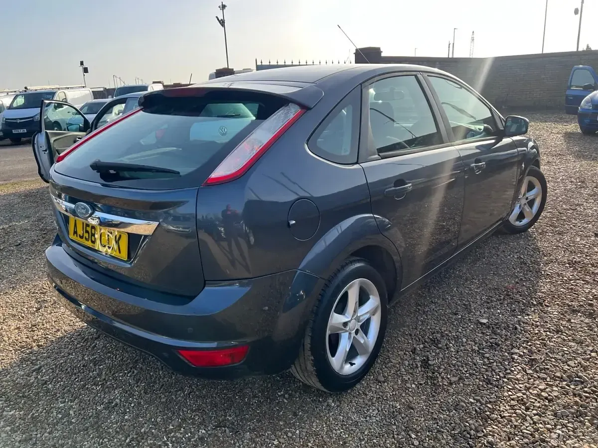 Used Ford Focus Zetec 100 HP (73 kW) 2008 Grey Hatchback