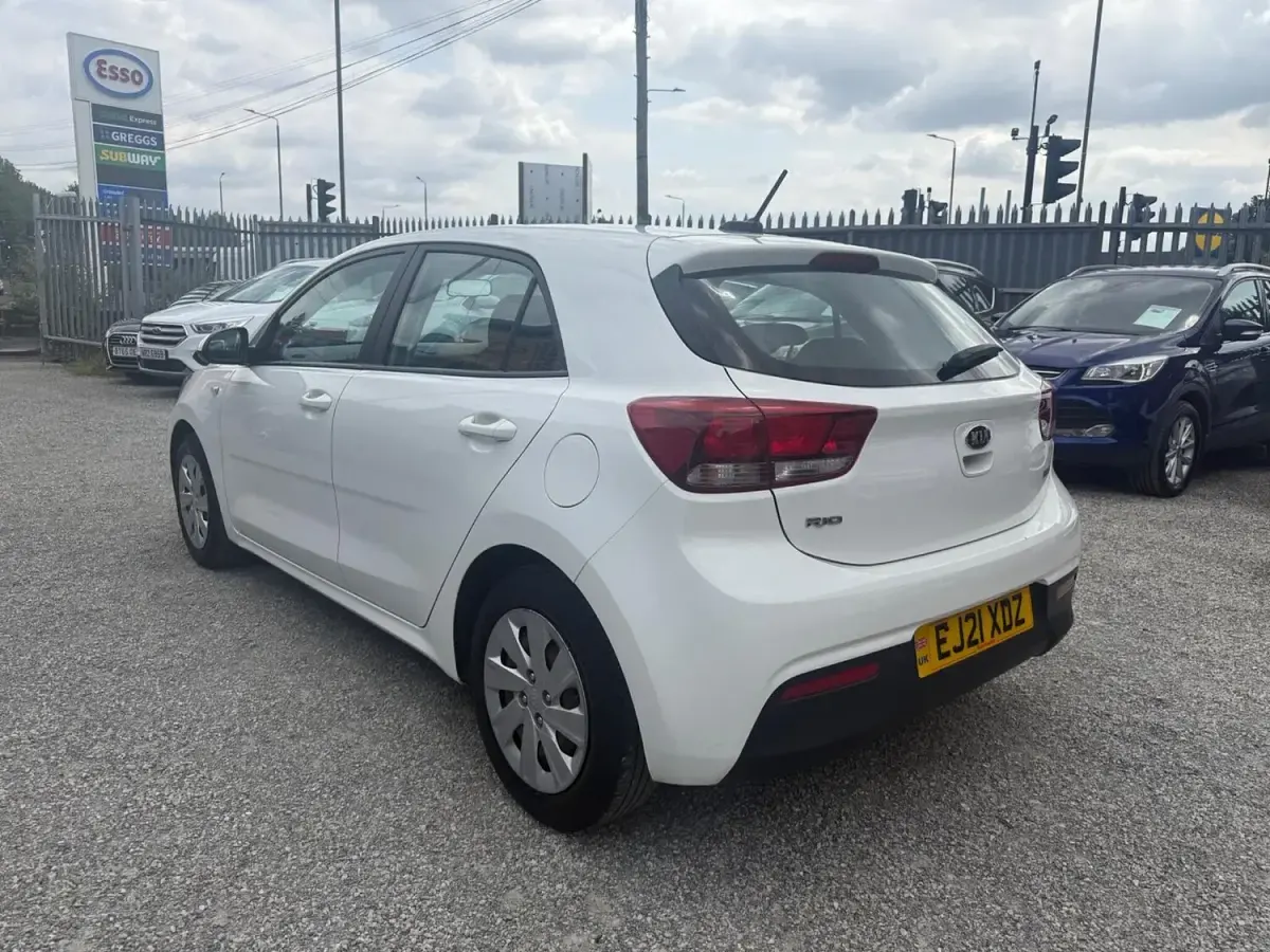 Used Kia Rio 2021 White Hatchback