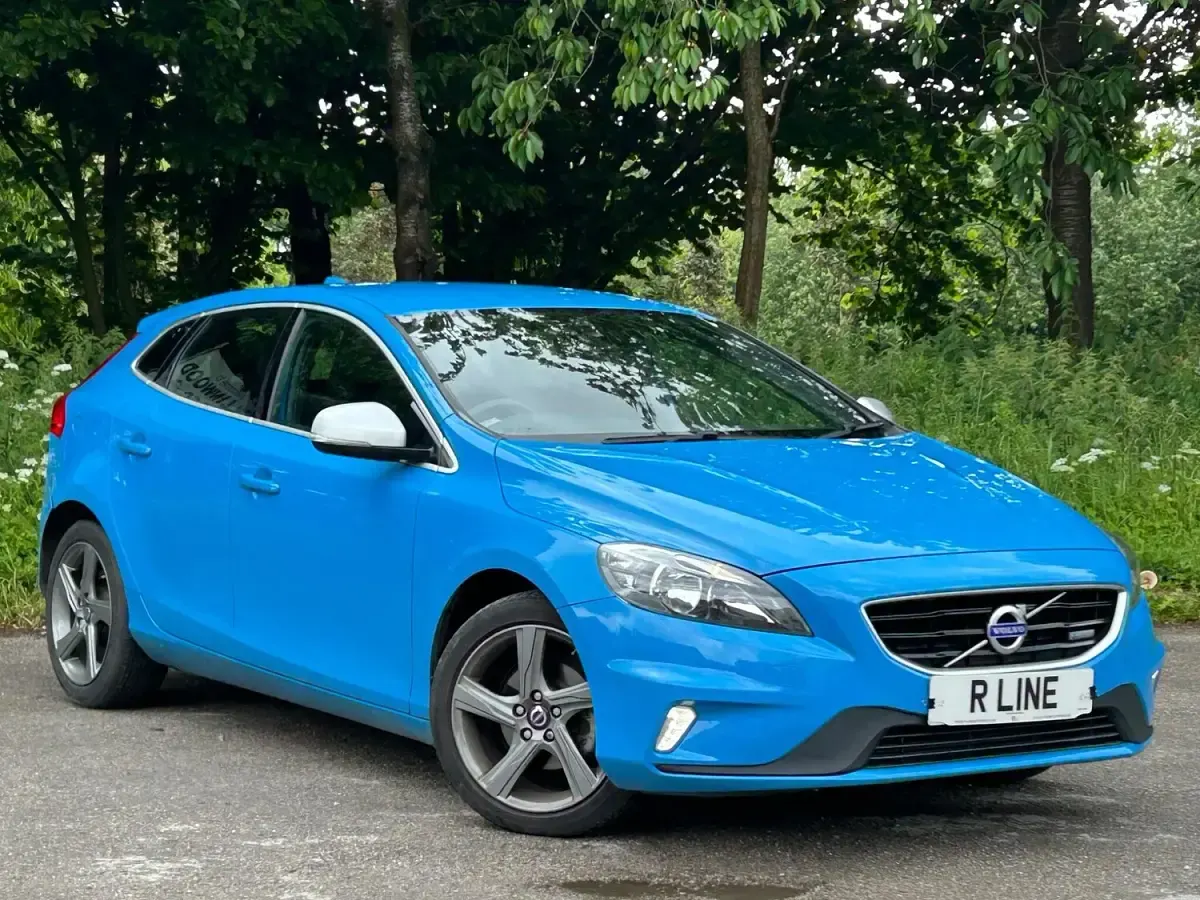 Used Volvo V40 R-Design 115 HP (84 kW) 2014 Blue Hatchback