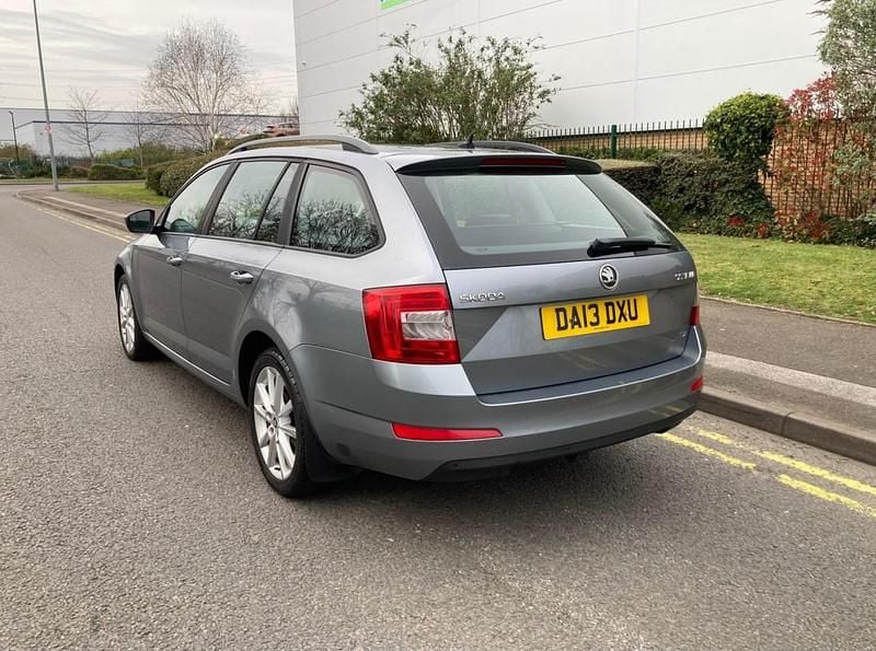 Begagnad Skoda Octavia Elegance 105 HK (77 kW) 2013 Grå Kombi