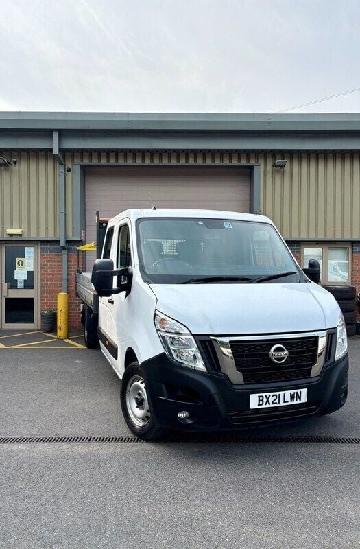 White Used 2021 Nissan NV400 Tekna Van | £13,995 (Fair price) - Image 1/4