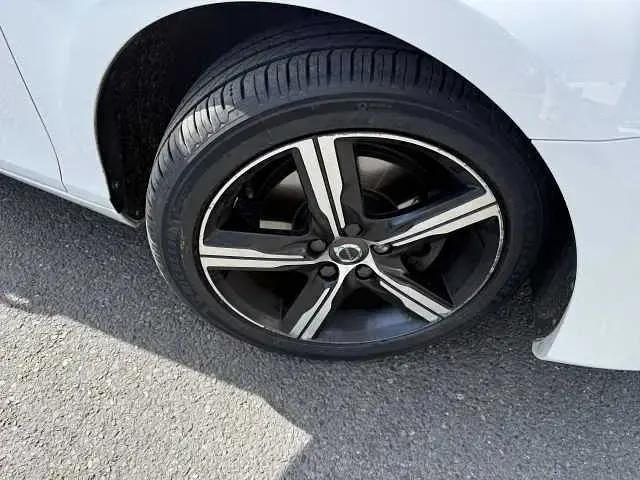 Used Volvo V40 R-Design 121 HP (88 kW) 2019 Hatchback