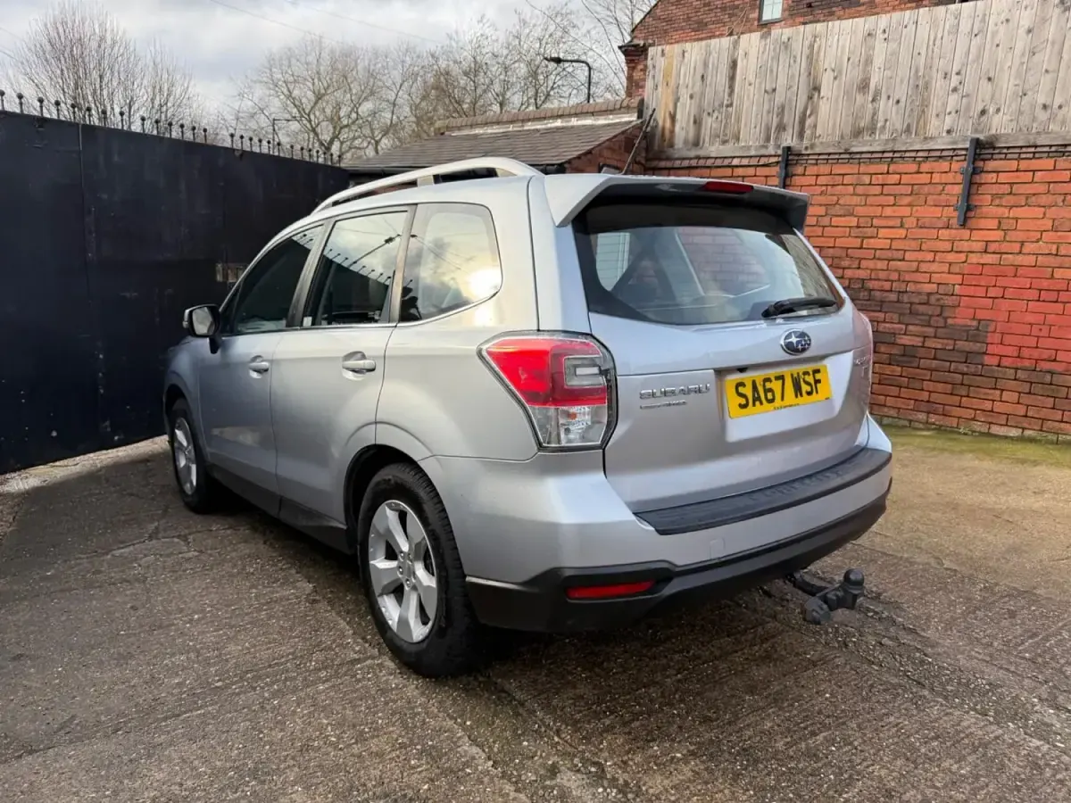 Usado Subaru Forester Premium 147 HP (108 kW) 2017 Prateado SUV