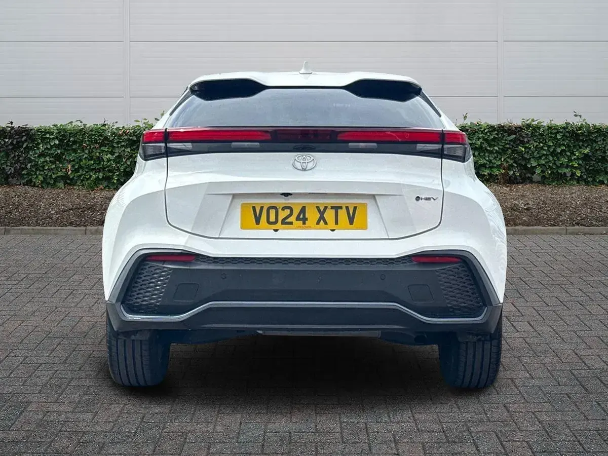 Used Toyota C-HR Design 140 HP (102 kW) 2024 White SUV
